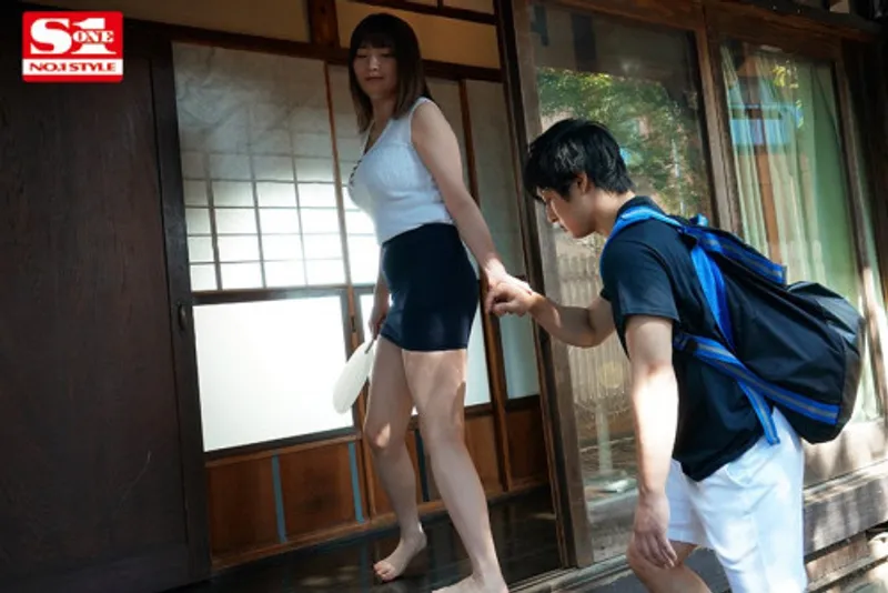 Anh chàng dâm dục cậu bé khi nhìn trộm em họ cắm sừng với chồng