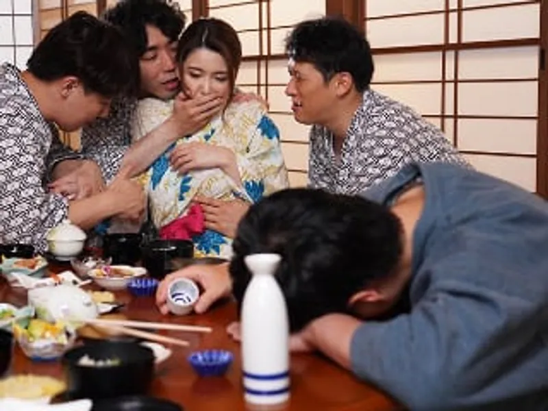 đưa bà xã đi suối nước nóng, chồng không biết vợ bị người khác làm tình sấp mặt