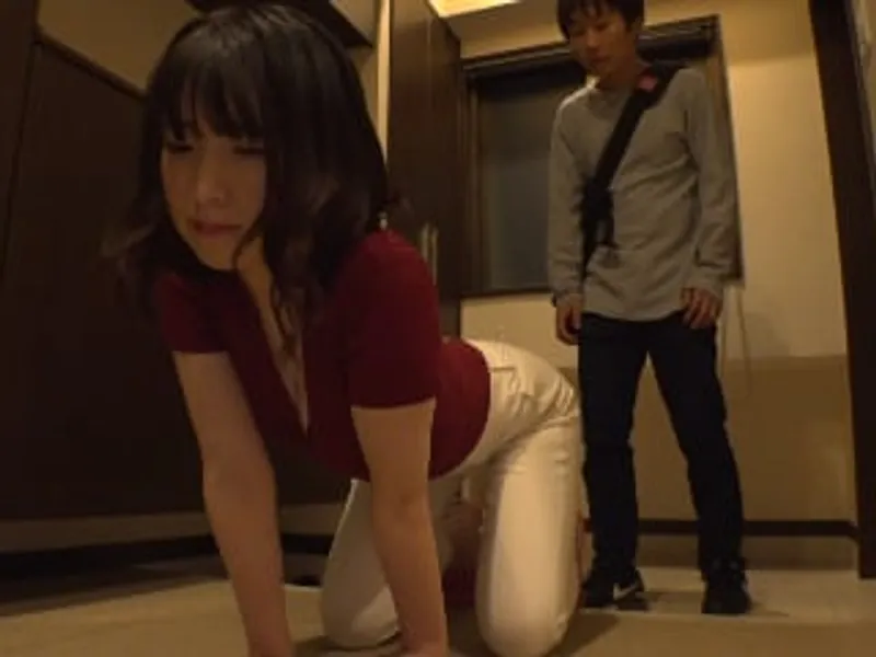 Gã chồng lo làm việc, vợ ở nhà vụng trộm với cậu thanh niên phòng bên