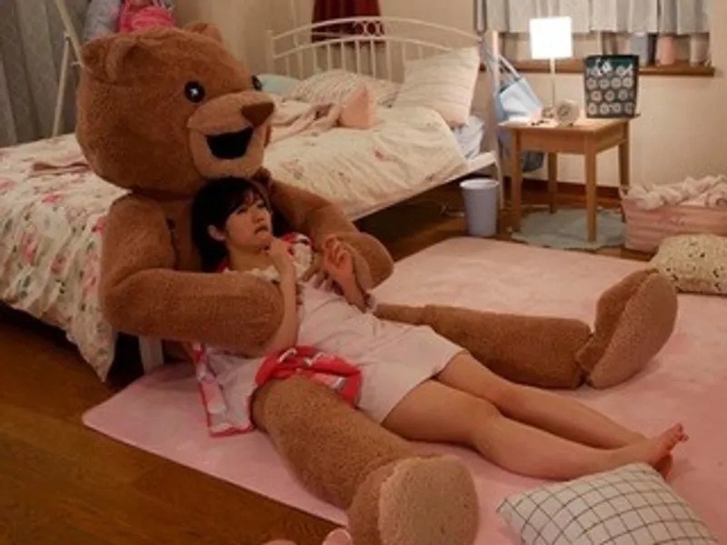 Chú eny nhồi bông và em học sinh nữ ngây thơ