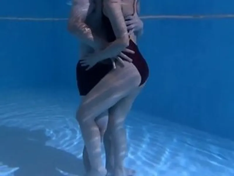 Chồng yêu lạnh nhạt, vợ lén lút với hlv dạy bơi