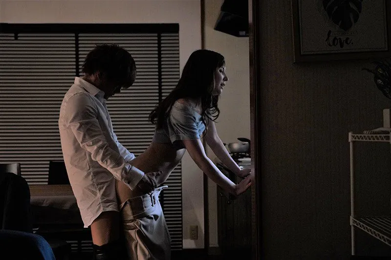 Cấp trên đi bàn việc làm ăn, cậu nhân viên đến nhà làm tình vợ ông ấy