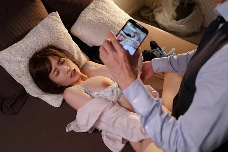 Cấp trên chuốc thuốc em thư ký bắt làm tình cả đêm khi đi công tác xa