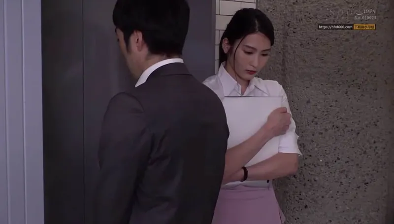 Em thư ký hẩm hiu bị tiền bối bắt vào khách sạn phục vụ đối tác